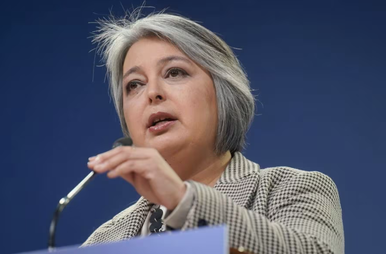 Ministra del Trabajo pide desvincular Reforma Previsional de disputas políticas sobre voto obligatorio