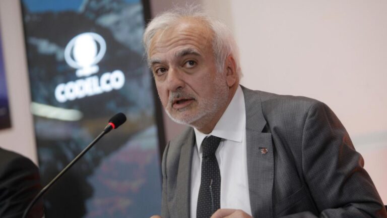 Correos secretos muestran que el presidente ejecutivo de Codelco autorizó el «maquillaje» de la producción